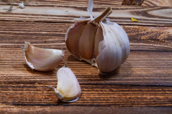 Slices Knoflook Een Houten Tafel — Stockfoto