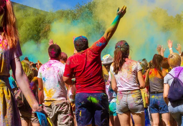 Kiev, Ukrayna, 6.09.2018: Festivalde Holi 'nin parlak boyasında çok sayıda insan var. Genç kadın ve erkeklerden oluşan bir kalabalık birbirlerine renk katıyor..