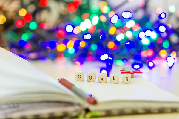 Schöne Farbige Weihnachtsbeleuchtung Die Inschrift Ziele Aus Würfeln — Stockfoto