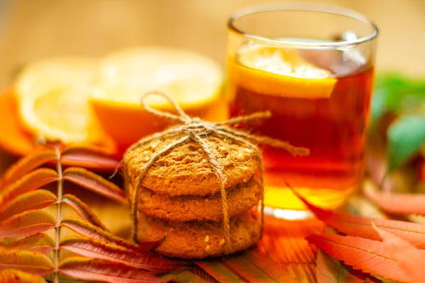 Negro Con Limón Plato Con Galletas Mesa Hojas Otoño Dispersan — Foto de Stock