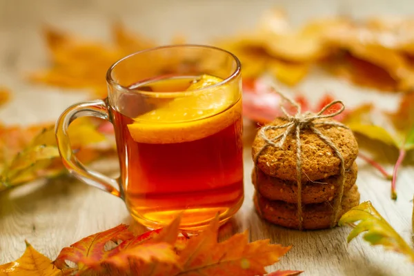 Fekete Tea Citrommal Tányérral Sütivel Asztalon Őszi Levelek Szétszóródtak Gyönyörű — Stock Fotó