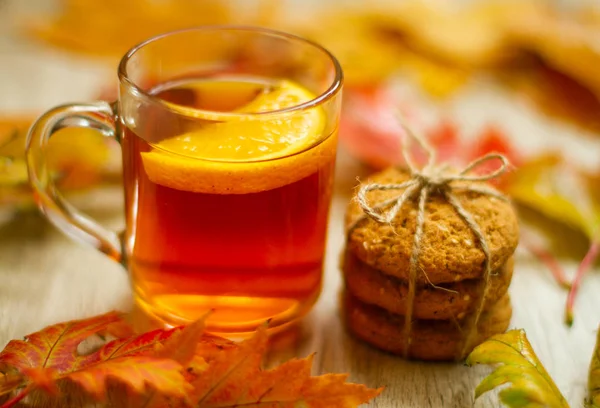 Fekete Tea Citrommal Tányérral Sütivel Asztalon Őszi Levelek Szétszóródtak Gyönyörű — Stock Fotó