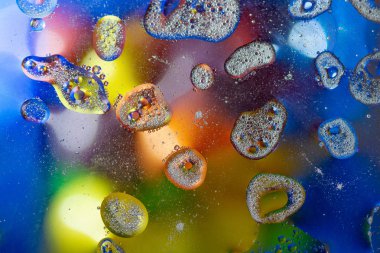 Aydınlatılmış cam yüzeyinde su damlaları olan soyut duvar kağıdı