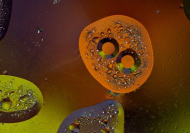 Aydınlatılmış cam yüzeyinde su damlaları olan soyut duvar kağıdı