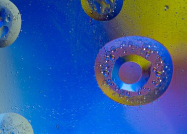 Aydınlatılmış cam yüzeyinde su damlaları olan soyut duvar kağıdı