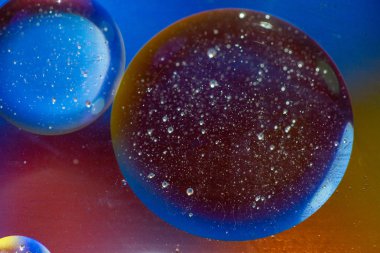 Aydınlatılmış cam yüzeyinde su damlaları olan soyut duvar kağıdı