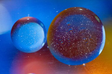 Aydınlatılmış cam yüzeyinde su damlaları olan soyut duvar kağıdı