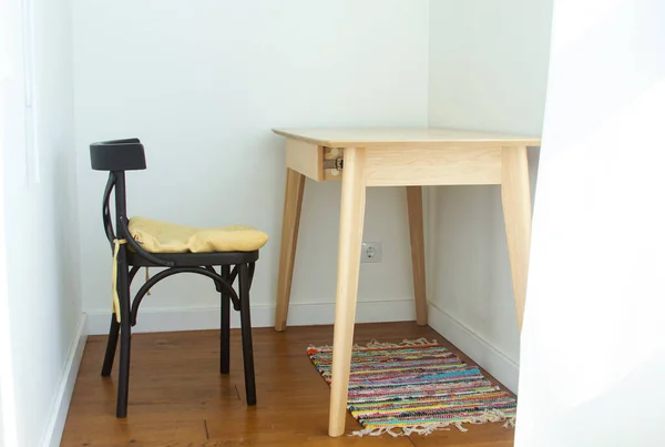 Stół Krzesło Wnętrzu Kuchni Minimum Przedmiotów Mebli — Zdjęcie stockowe