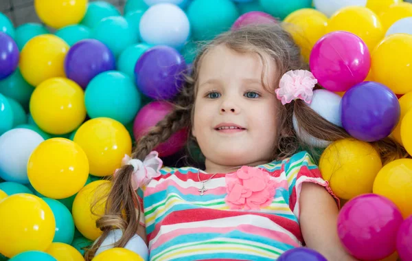 Klein Schattig Meisje Speelt Felgekleurde Plastic Ballen Een Kind Vrije — Stockfoto