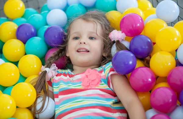 Klein Schattig Meisje Speelt Felgekleurde Plastic Ballen Een Kind Vrije — Stockfoto