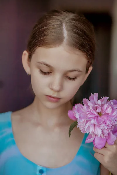 Retrato Uma Menina Bonita Com Flor — Fotografia de Stock