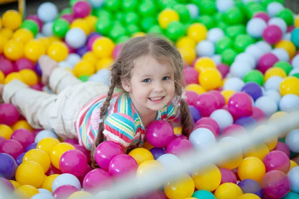 Little Cute Girl Gra Jaskrawo Kolorowe Plastikowe Kulki Zabawy Dla — Zdjęcie stockowe