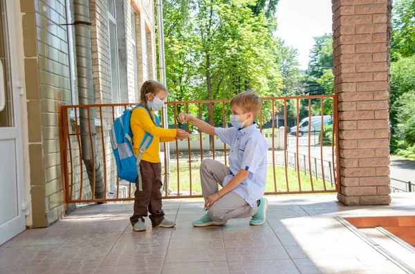 Çocuklar Okul Çocukları Bir Erkek Bir Kız Okulun Kapısında Duruyorlar — Stok fotoğraf