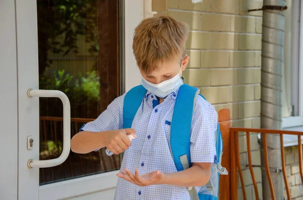 Vlakbij School Desinfecteert Een Knappe Tiener Zijn Handen Met Een — Stockfoto