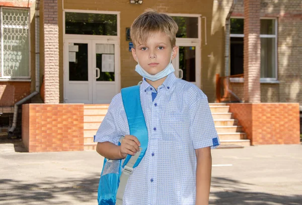 Adolescente Bonito Com Máscara Médica Rosto Novo Normal Uma Escola — Fotografia de Stock