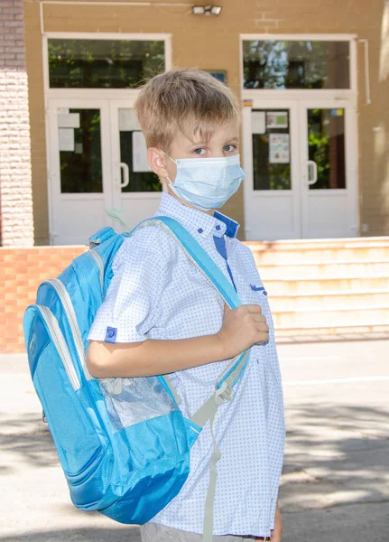 Een Leuke Tiener Met Een Medisch Masker Zijn Gezicht Een — Stockfoto