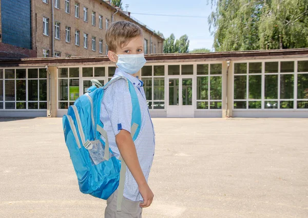Söt Tonårspojke Med Medicinsk Mask Ansiktet Normal Skola Karantän — Stockfoto