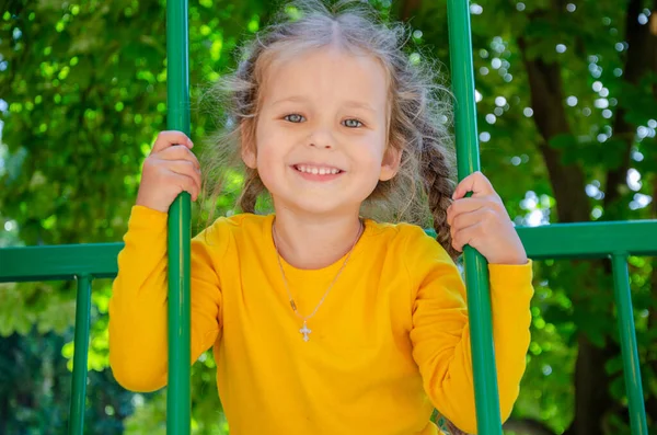 Όμορφο Κορίτσι Κίτρινο Μπλουζάκι Παίζει Στην Παιδική Χαρά Παιδί Αναπαύεται — Φωτογραφία Αρχείου