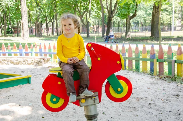 Menina Bonita Uma Camiseta Amarela Está Brincando Playground Criança Está — Fotografia de Stock