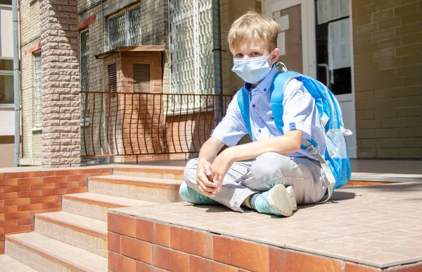 Een Leuke Tiener Met Een Medisch Masker Zijn Gezicht Een — Stockfoto