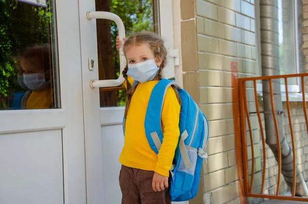 Het Kleine Meisje Gaat Naar Eerste Klas — Stockfoto