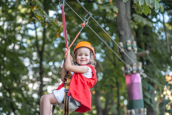 Una Niña Pequeña Casco Naranja Protección Especial Pasa Por Obstáculos — Foto de Stock