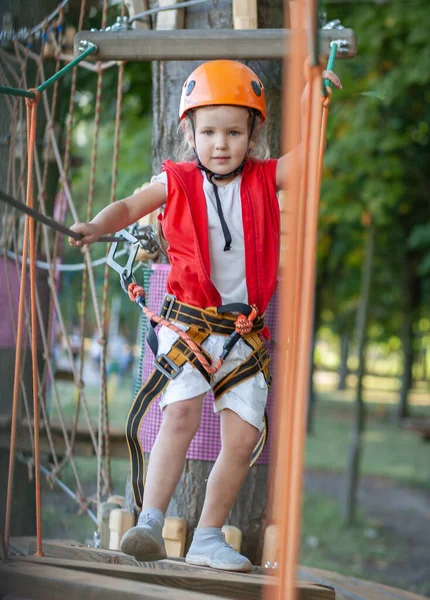 Uma Menina Capacete Laranja Proteção Especial Passa Por Obstáculos Parque — Fotografia de Stock