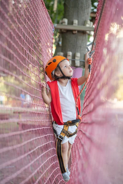 Una Niña Pequeña Casco Naranja Protección Especial Pasa Por Obstáculos — Foto de Stock