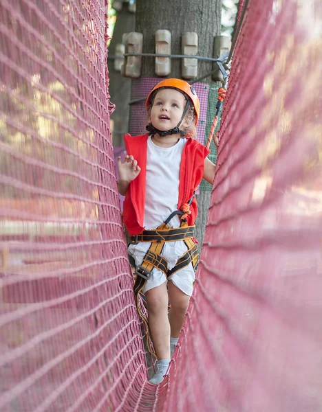 Una Niña Pequeña Casco Naranja Protección Especial Pasa Por Obstáculos — Foto de Stock