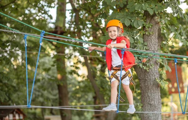 Uma Menina Capacete Laranja Proteção Especial Passa Por Obstáculos Parque — Fotografia de Stock