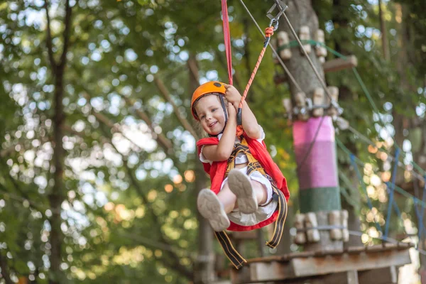 Uma Menina Capacete Laranja Proteção Especial Desce Tirolesa Parque Diversões — Fotografia de Stock