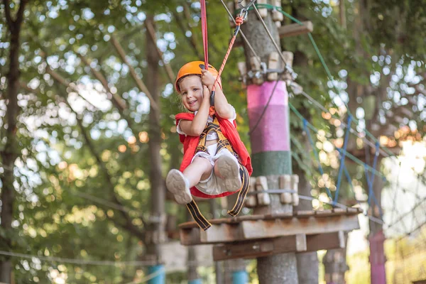 Uma Menina Capacete Laranja Proteção Especial Desce Tirolesa Parque Diversões — Fotografia de Stock