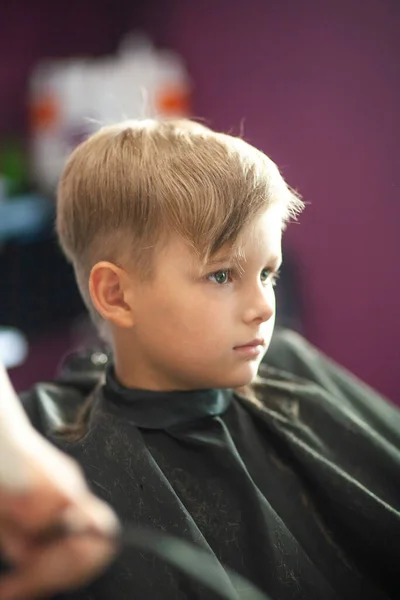 Een Kleine Leuke Jongen Zit Een Kapsalon Bij Stylisten Een — Stockfoto