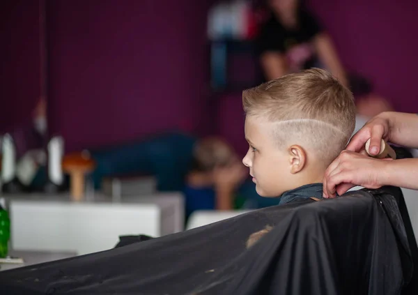 Een Kleine Leuke Jongen Zit Een Kapsalon Bij Stylisten Een — Stockfoto