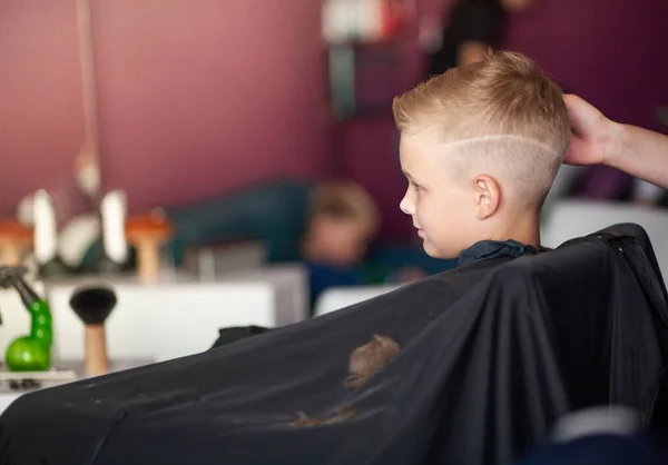 Een Kleine Leuke Jongen Zit Een Kapsalon Bij Stylisten Een — Stockfoto