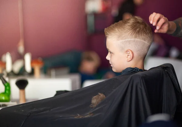 Een Kleine Leuke Jongen Zit Een Kapsalon Bij Stylisten Een — Stockfoto