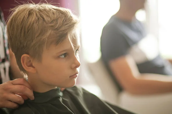 Mały Uroczy Chłopiec Siedzi Fryzjera Stylisty Uczennica Obcina Włosy Salonie — Zdjęcie stockowe