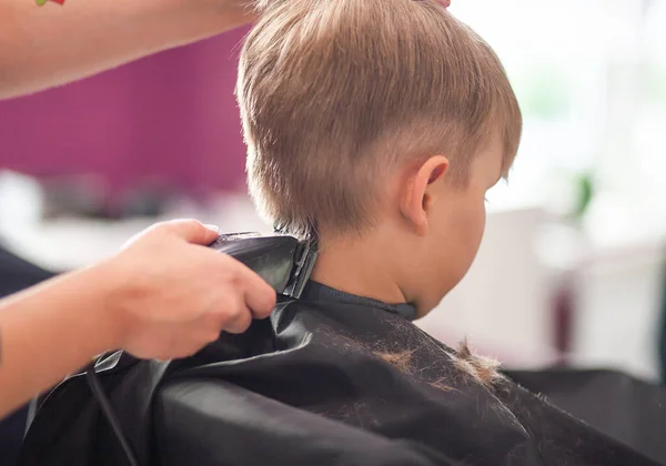 Een Kleine Leuke Jongen Zit Een Kapsalon Bij Stylisten Een — Stockfoto