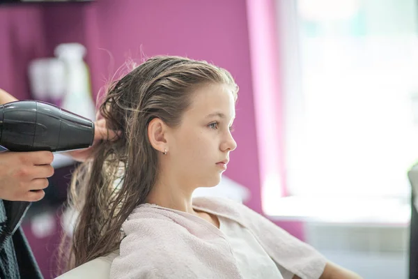 Menina Europeia Jovem Bonita Senta Salão Beleza Cabeleireiro Profissional Stylist — Fotografia de Stock