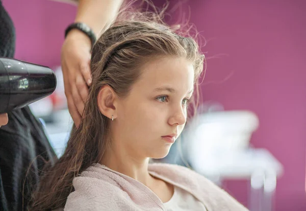 Menina Europeia Jovem Bonita Senta Salão Beleza Cabeleireiro Profissional Stylist — Fotografia de Stock