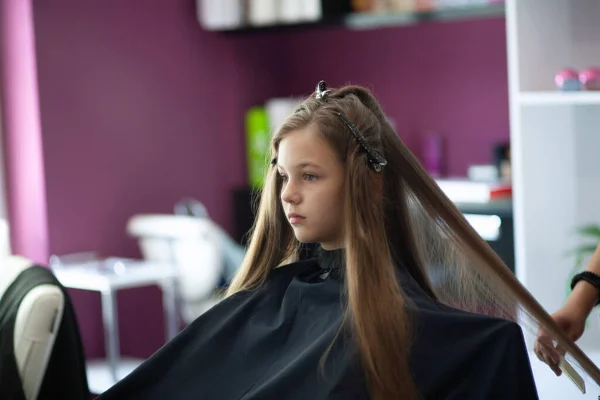 Schöne Junge Europäische Mädchen Sitzt Einem Schönheitssalon Professioneller Friseur Stylist — Stockfoto