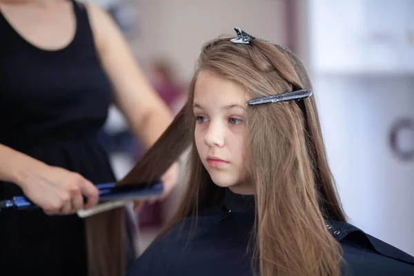 Krásná Mladá Evropská Dívka Sedí Salonu Krásy Profesionální Kadeřník Stylista — Stock fotografie