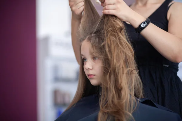 Krásná Mladá Evropská Dívka Sedí Salonu Krásy Profesionální Kadeřník Stylista — Stock fotografie