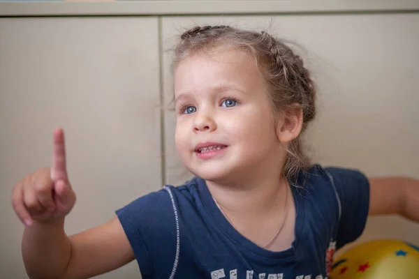 Портрет Милої Маленької Дівчинки Дитина Посміхається Дитинство Щастя — стокове фото