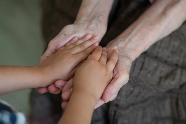 Handen Van Het Kind Handen Van Grootmoeder Oude Bruinachtige Huid — Stockfoto
