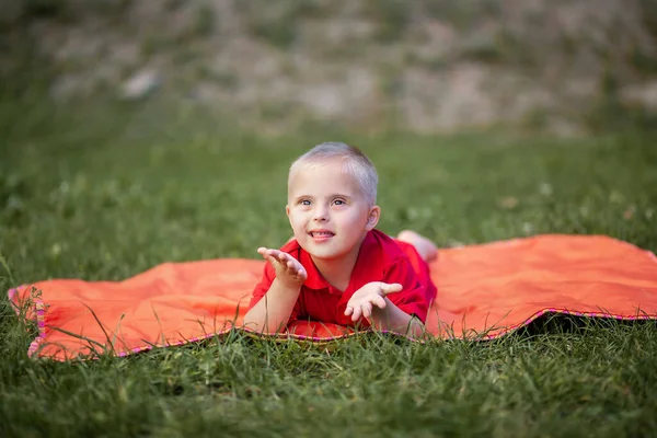 Chlapec Downovým Syndromem Leží Parku Oranžovém Koberci Genetické Nemoci Dítě — Stock fotografie