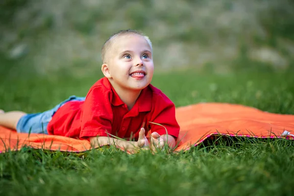 Niño Con Síndrome Yace Parque Sobre Una Alfombra Naranja Enfermedad — Foto de Stock