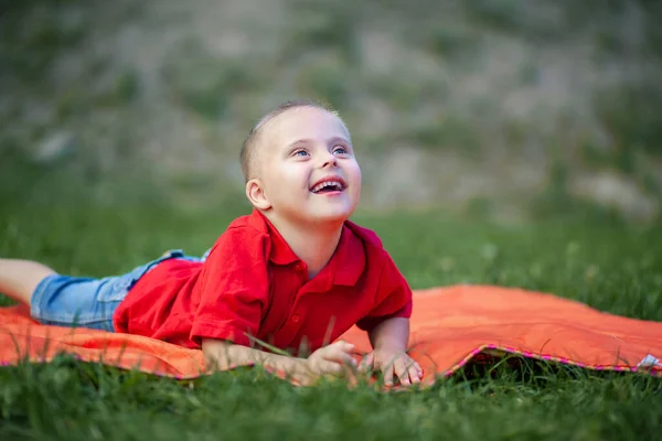 Хлопчик Синдромом Дауна Лежить Парку Помаранчевому Килимі Генетичних Захворюваннях Дитині — стокове фото