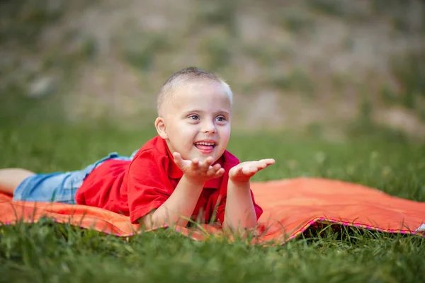 Niño Con Síndrome Yace Parque Sobre Una Alfombra Naranja Enfermedad — Foto de Stock