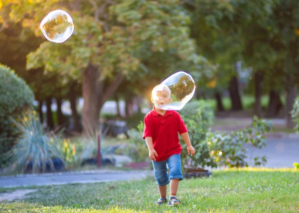 Μικρό Χαριτωμένο Αγόρι Σύνδρομο Παίζει Τεράστιες Σαπουνόφουσκες Στο Πάρκο Ένα — Φωτογραφία Αρχείου